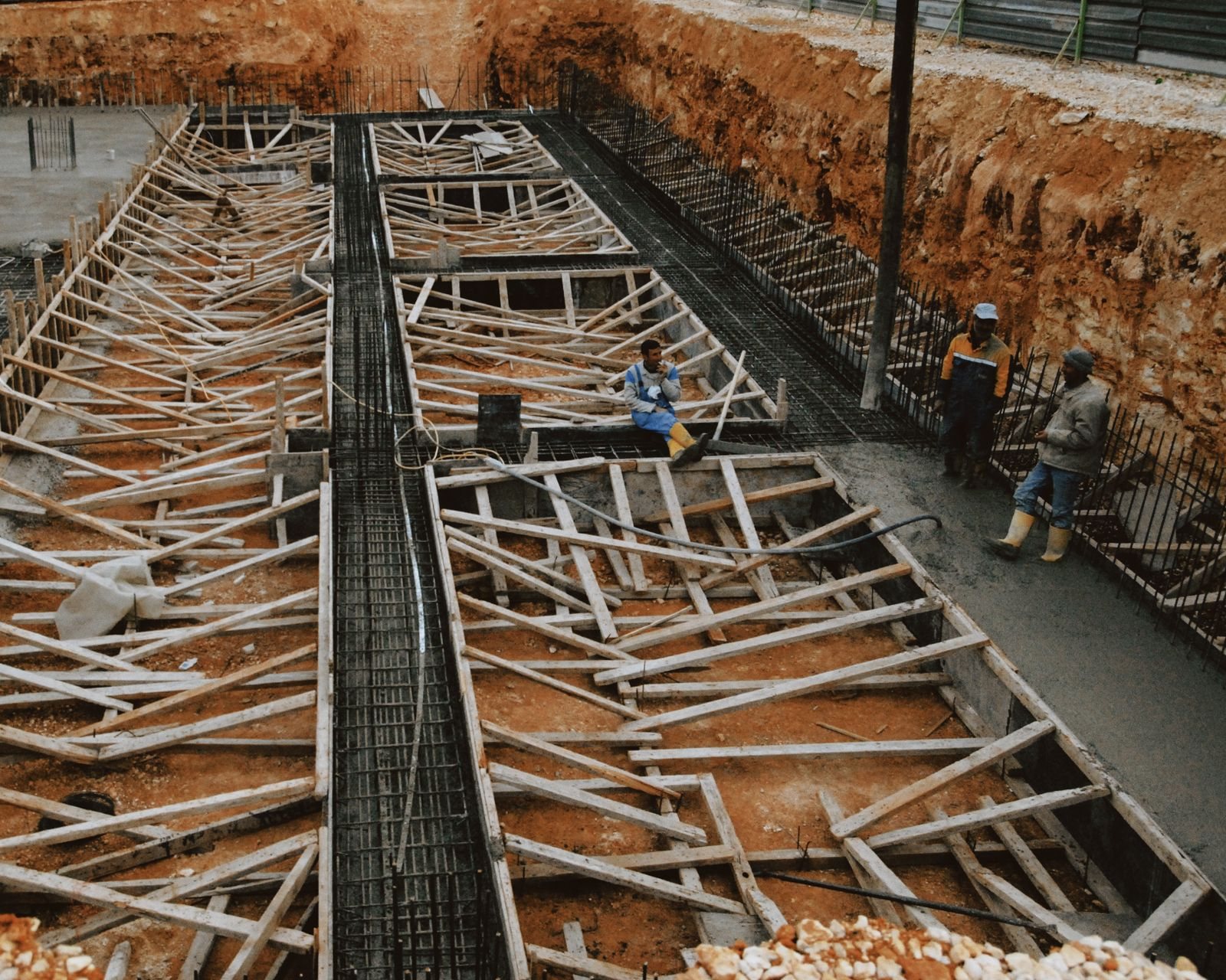 Encofrado de la primera losa con los operarios sobre la estructura.