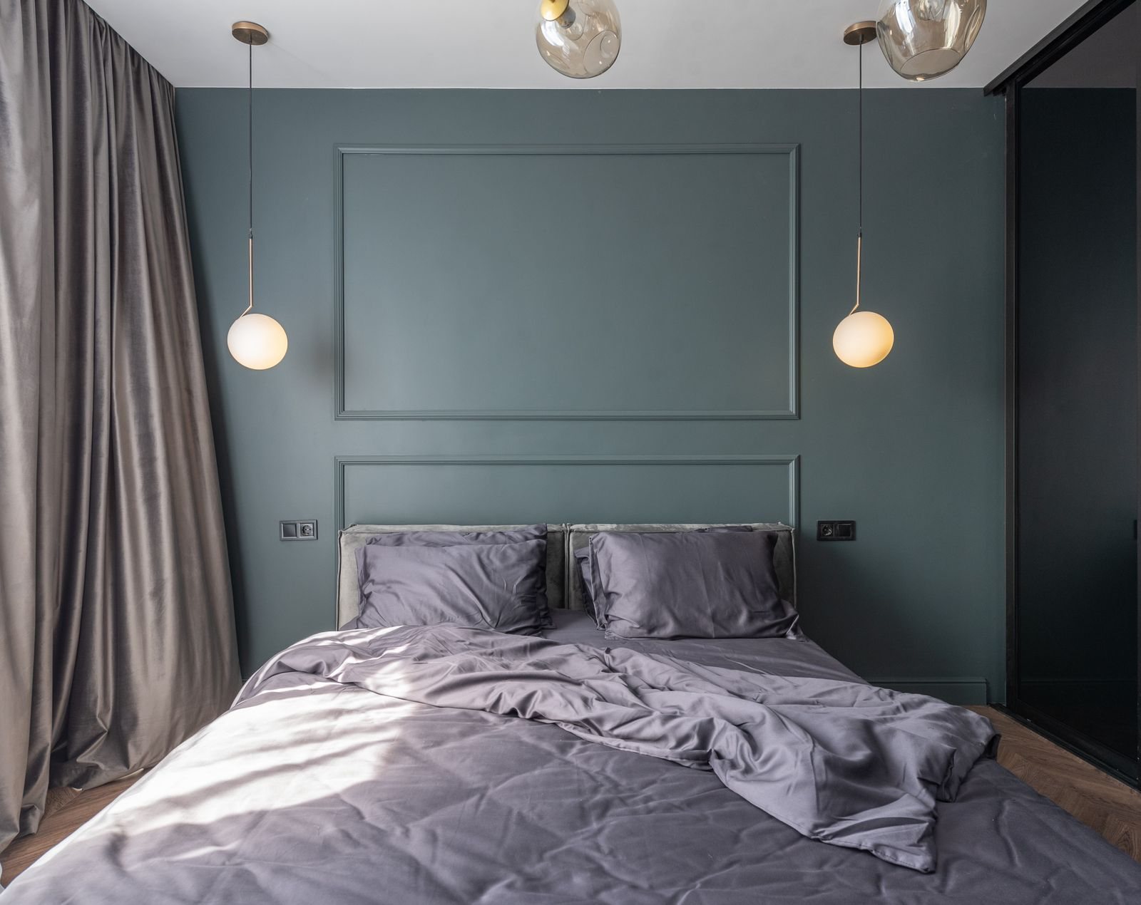 Render de un monoambiente con cama, escritorio y ventana al norte.